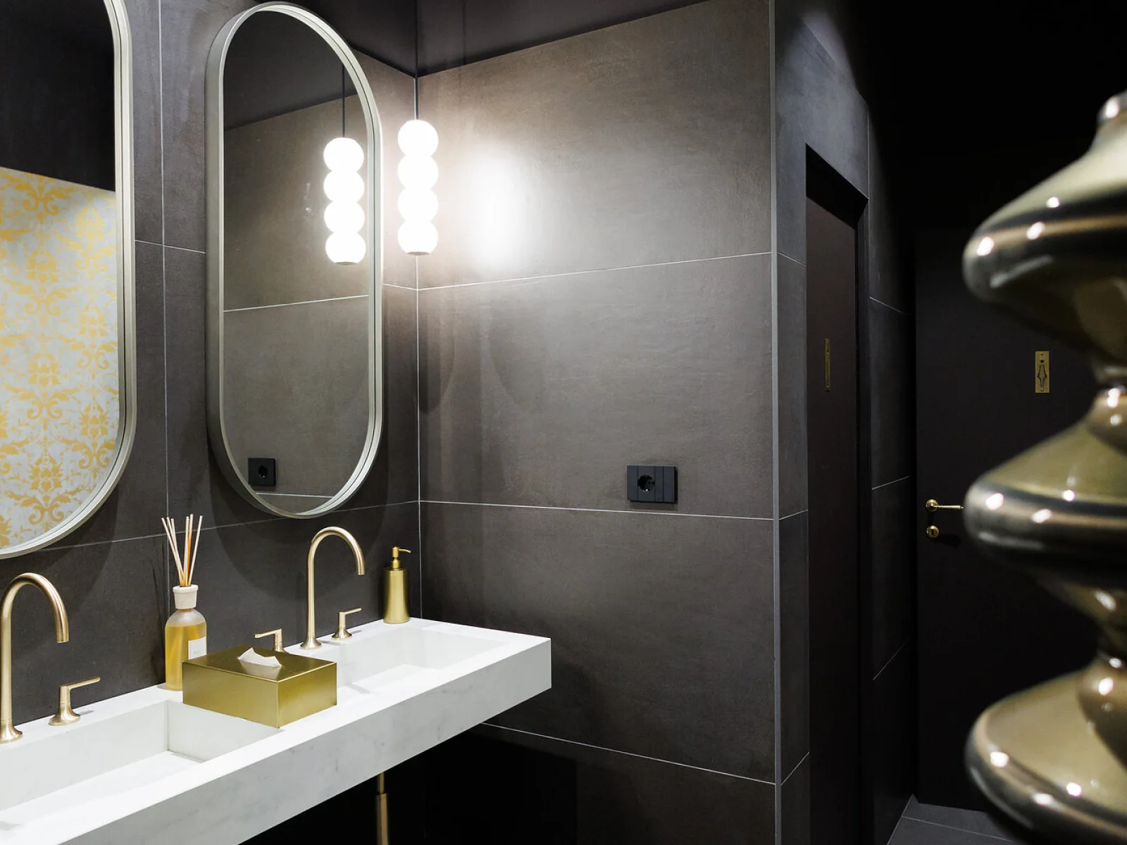 Il bagno di Caffè Borello, tra specchi, ottone e carta damascata