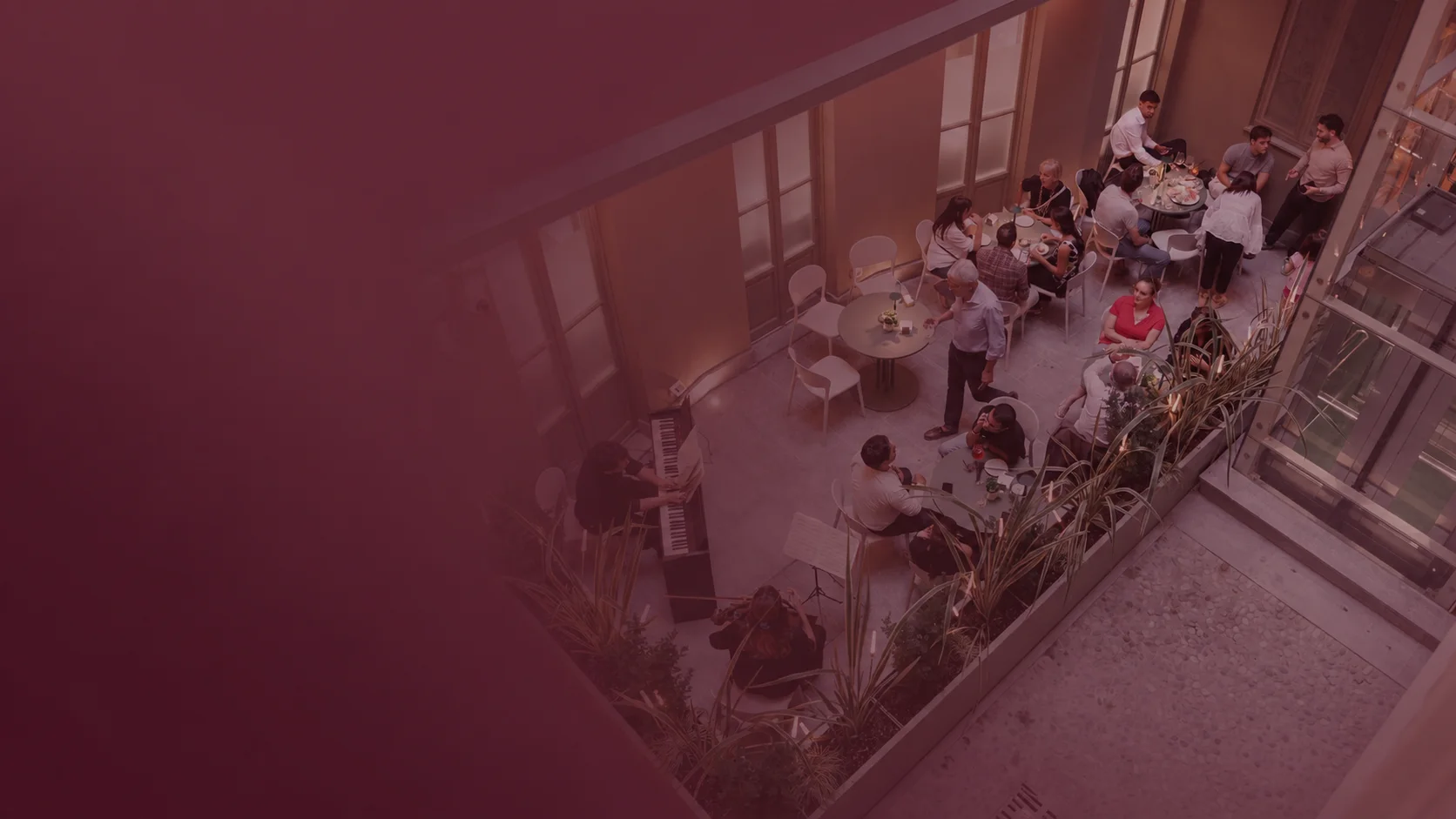 Il cortile di Caffè Borello con il personale di sala, sfondo granata della campagna Barista / Cameriere.