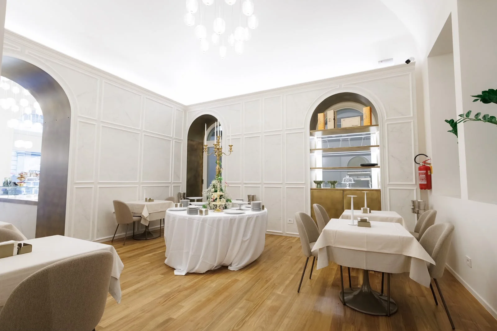 Le sale luminose di Caffè Borello con tavoli e lampadari