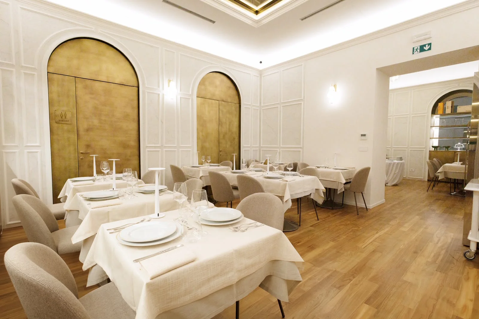 La sala ristorante di Caffè Borello con i tavoli apparecchiati