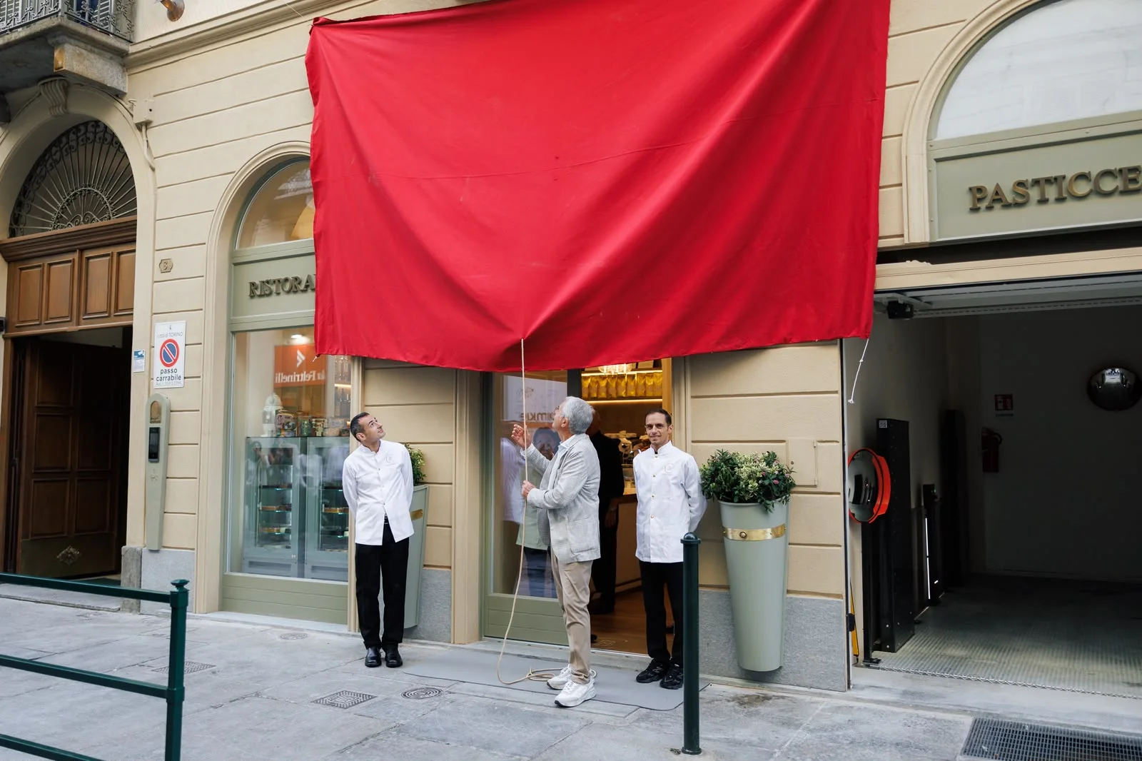 Fiorenzo Borello e gli chef svelano l’insegna di Caffè Borello