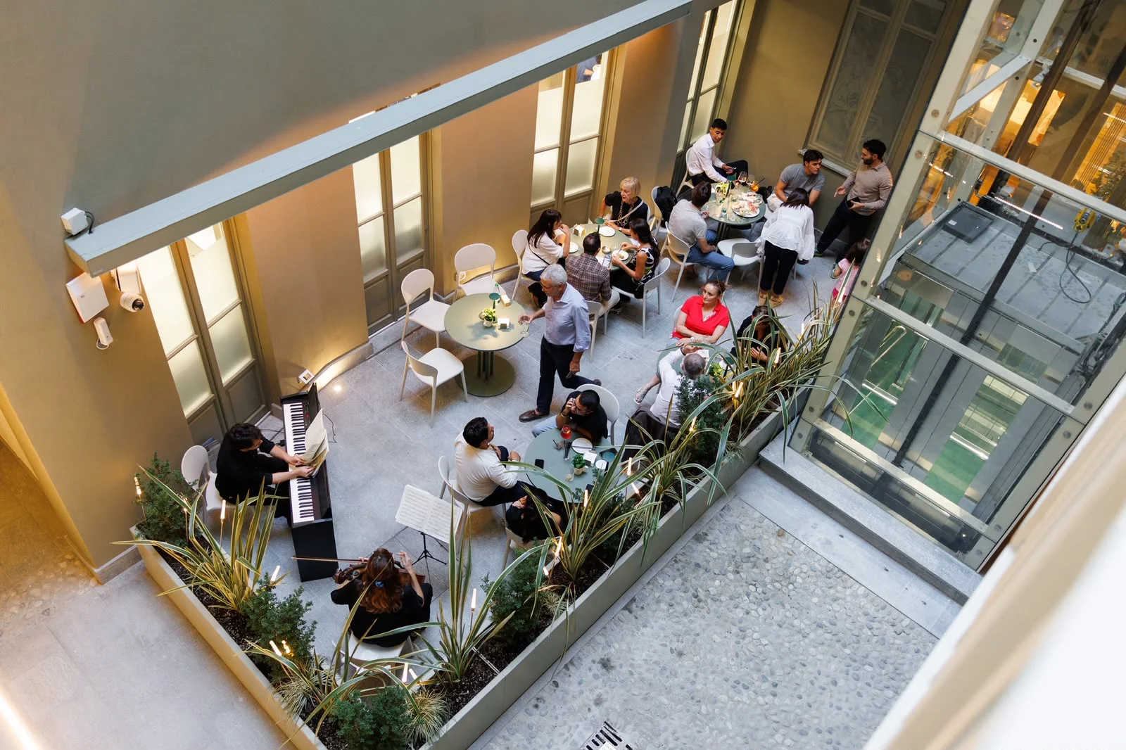 Ospiti e musicisti nel cortile di Caffè Borello