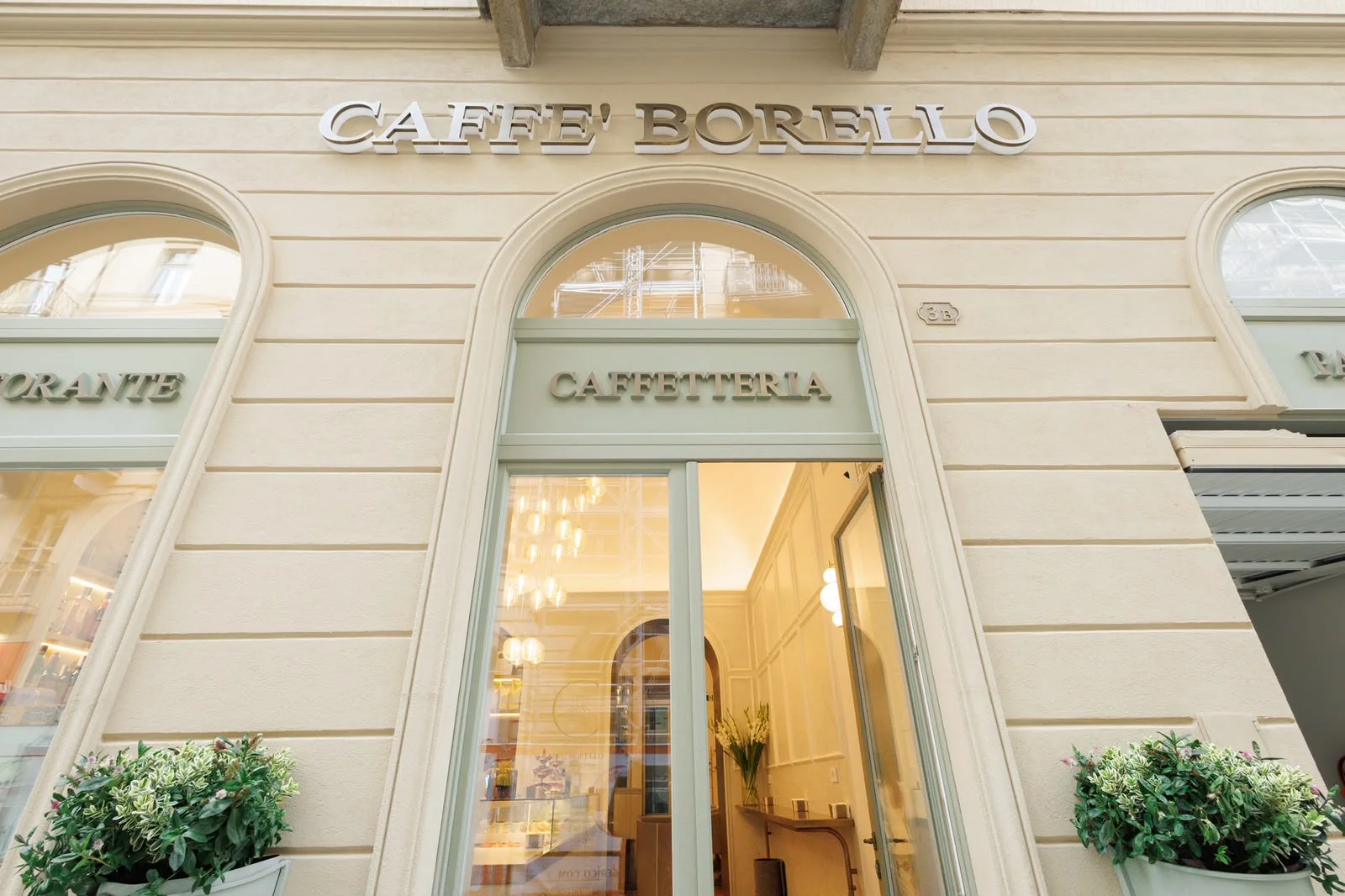 Ingresso e insegna di Caffè Borello in Via Carlo Alberto a Torino