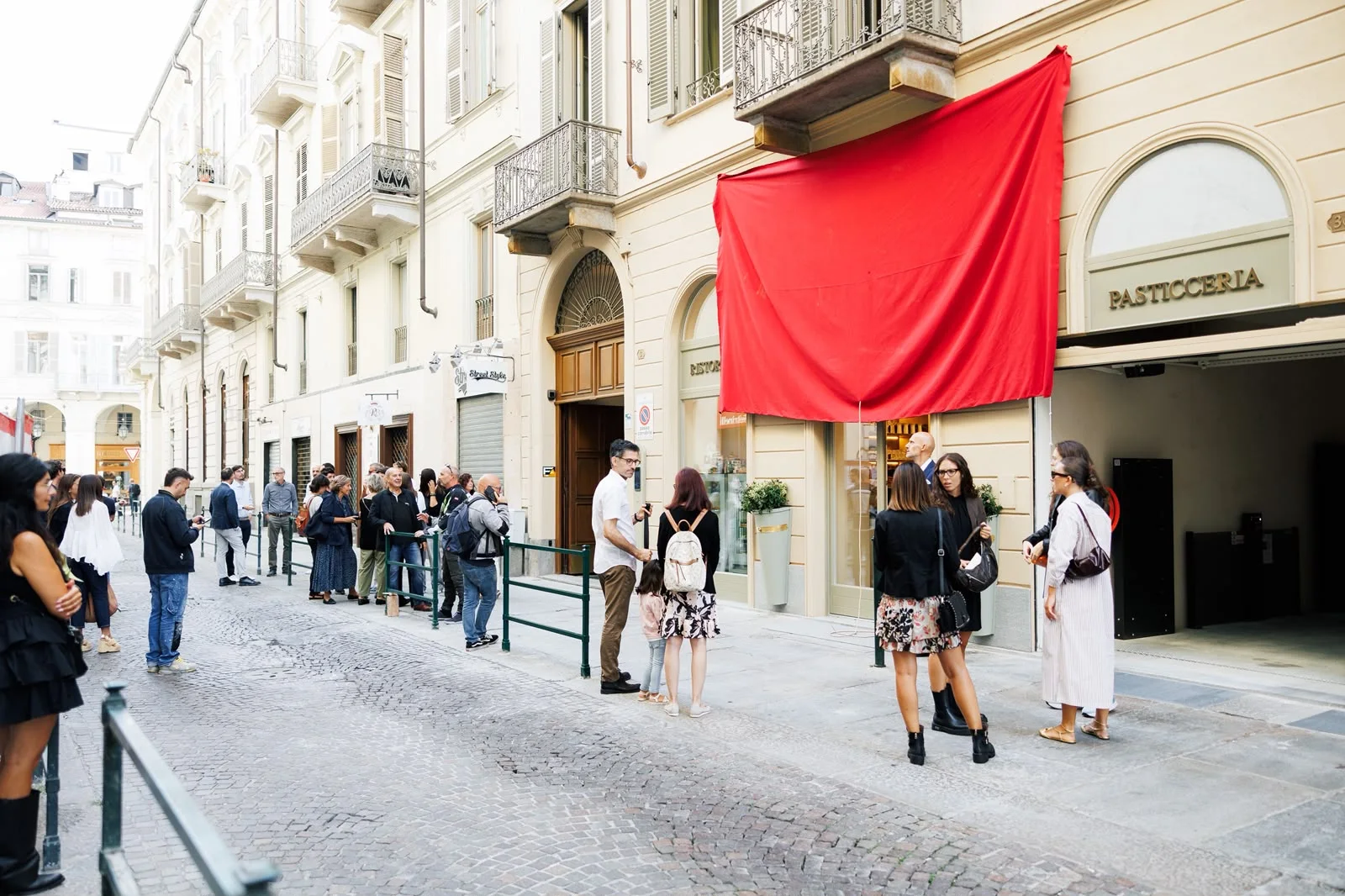 Gli ospiti riuniti davanti a Caffè Borello durante l’inaugurazione