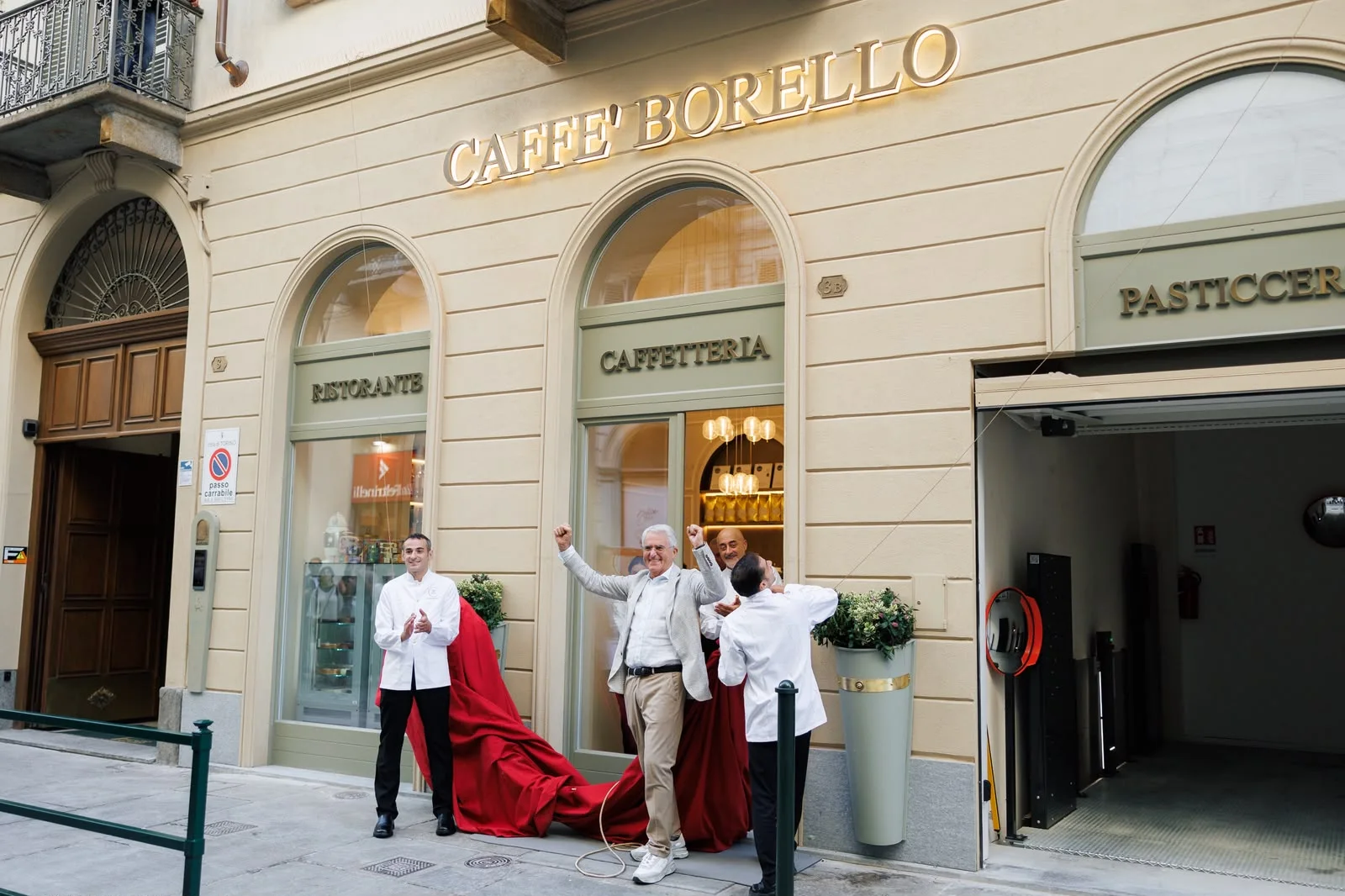 Fiorenzo Borello davanti all’ingresso di Caffè Borello a Torino