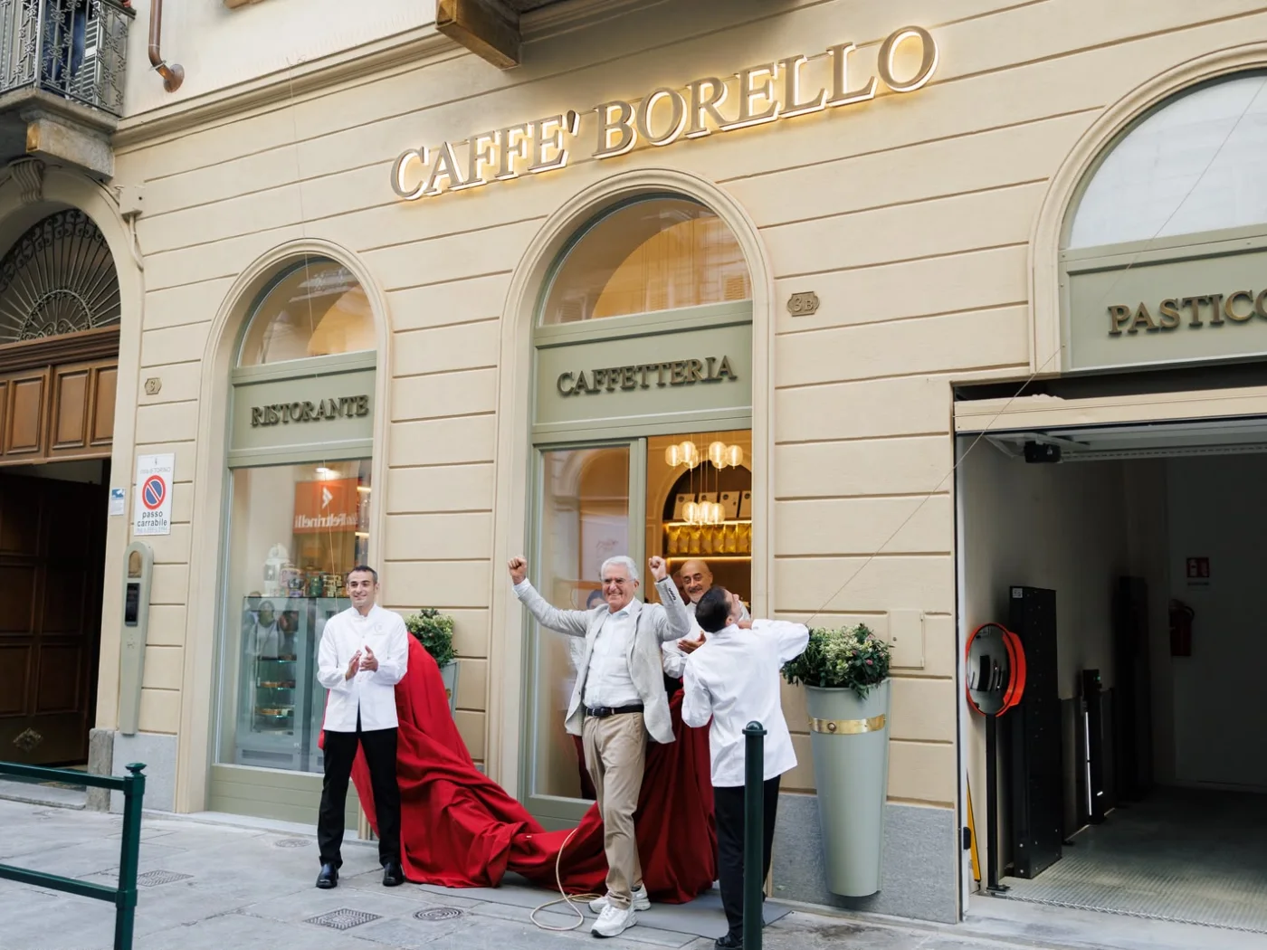 Fiorenzo Borello davanti all’ingresso di Caffè Borello a Torino